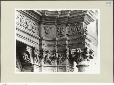 Vorderseite von Getty Research Institute [https://www.deutsche-digitale-bibliothek.de/content/lizenzen/rv-ez/] Ehemaliges Hauptportal der Nordfassade mit Überdachung - Detail von Gebälk, Kapitell und Gewände der rechten Seite, bh243102_recto. Foto: Hutzel, Max.