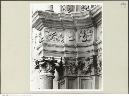 Vorderseite von Getty Research Institute [https://www.deutsche-digitale-bibliothek.de/content/lizenzen/rv-ez/] Ehemaliges Hauptportal der Nordfassade mit Überdachung - Detail von Gebälk, Kapitell und Gewände der linken Seite, bh243103_recto. Foto: Hutzel, Max.