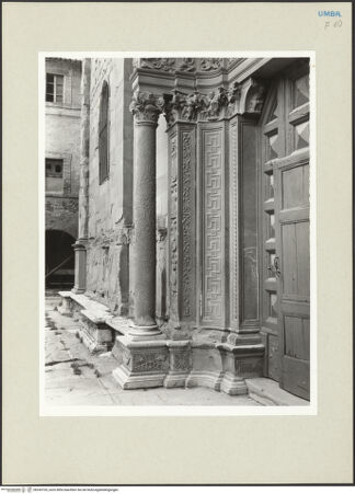 Vorderseite von Getty Research Institute [https://www.deutsche-digitale-bibliothek.de/content/lizenzen/rv-ez/] Hauptportal der Südfassade mit Überdachung - Säule und Gewände der linken Seite, bh243105_recto. Foto: Hutzel, Max.