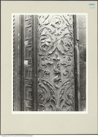 Vorderseite von Getty Research Institute [https://www.deutsche-digitale-bibliothek.de/content/lizenzen/rv-ez/] Hauptportal der Südfassade mit Überdachung - Detail des Säulenschaftes, bh243106_recto. Foto: Hutzel, Max.