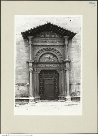 Vorderseite von Getty Research Institute [https://www.deutsche-digitale-bibliothek.de/content/lizenzen/rv-ez/] Hauptportal der Südfassade mit Überdachung - Gesamtansicht, bh243107_recto. Foto: Hutzel, Max.