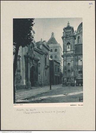 Vorderseite von Rizzoli, E. C. (Milano) [https://www.deutsche-digitale-bibliothek.de/content/lizenzen/rv-ez/] Platz entlang der Via Cammareri Scurti; auf der linken Seite eine durch die Bombardierung 1943 zerstörte Kirche; auf der rechten Seite Campanile der Kirche San Giuseppe; im Hintergrund Turm (Specola) des Klosters St. Peter, bh245702_recto. Foto.