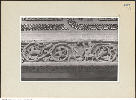 Vorderseite von Pace, Valentino [https://www.deutsche-digitale-bibliothek.de/content/lizenzen/rv-ez/] Architrav und Kapitelle - Detail, Mittelteil, bh247268_recto. Foto: Pace, Valentino.