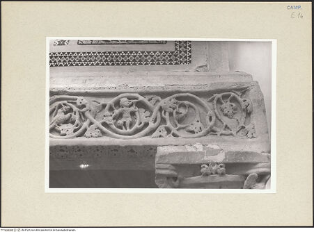 Vorderseite von Pace, Valentino [https://www.deutsche-digitale-bibliothek.de/content/lizenzen/rv-ez/] Architrav und Kapitelle - Detail rechts, bh247269_recto. Foto: Pace, Valentino.