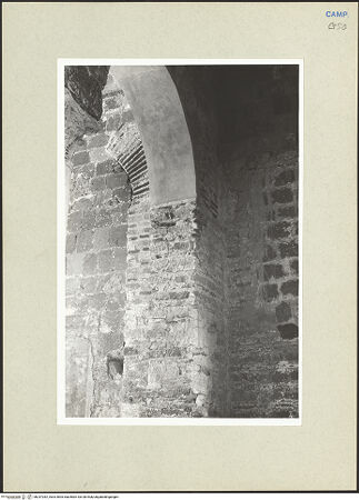 Vorderseite von Pace, Valentino [https://www.deutsche-digitale-bibliothek.de/content/lizenzen/rv-ez/] Santa Maria in Foro Claudio - Innenfassade, erster Wandpfeiler der linken Arkade, Detail, bh247282_recto. Foto: Pace, Valentino.