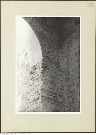 Vorderseite von Pace, Valentino [https://www.deutsche-digitale-bibliothek.de/content/lizenzen/rv-ez/] Santa Maria in Foro Claudio - Innenfassade, erster Wandpfeiler der linken Arkade, Detail, bh247283_recto. Foto: Pace, Valentino.