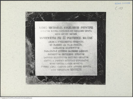 Vorderseite von Bibliotheca Hertziana [https://www.deutsche-digitale-bibliothek.de/content/lizenzen/rv-fz/] Sant'Angelo in PescheriaZugang zum Kloster - Ausschnitt: Inschrift Pius' IX., bh249359_recto. Foto.