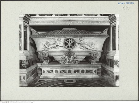 Vorderseite von Bibliotheca Hertziana [https://www.deutsche-digitale-bibliothek.de/content/lizenzen/rv-fz/] Hochaltar - Detail: Sarkophag unter der Mensa mit den Reliquien des Getulius und seiner Familie, bh249365_recto. Foto.