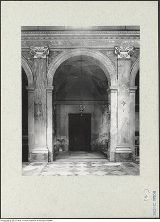 Vorderseite von Bibliotheca Hertziana [https://www.deutsche-digitale-bibliothek.de/content/lizenzen/rv-fz/] Sant'Angelo in PescheriaLanghaus - Linke Wand mit Blick auf das Seitenportal, bh249368_recto. Foto.