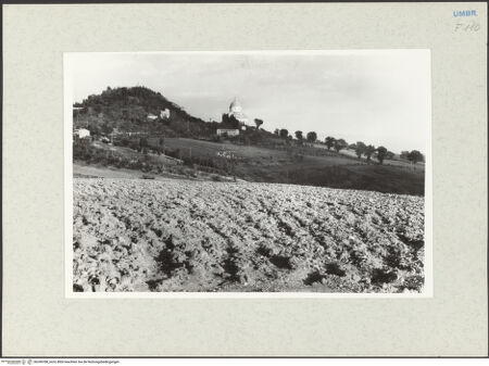 Vorderseite von Tuttle, Richard [https://www.deutsche-digitale-bibliothek.de/content/lizenzen/rv-ez/] Santa Maria della Consolazione - Ansicht aus der Ferne, bh249788_recto. Foto: Tuttle, Richard.