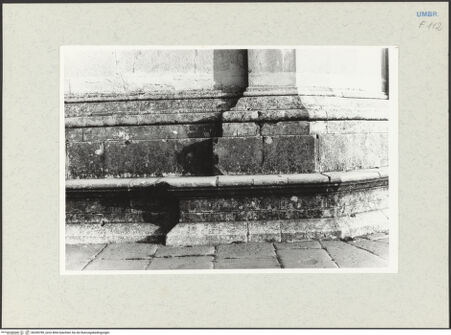 Vorderseite von Tuttle, Richard [https://www.deutsche-digitale-bibliothek.de/content/lizenzen/rv-ez/] Santa Maria della Consolazione - Sockelzone mit Sitzbank, Detail, bh249789_recto. Foto: Tuttle, Richard.