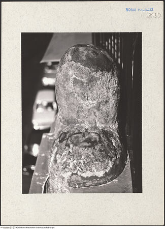 Vorderseite von Bibliotheca Hertziana [https://www.deutsche-digitale-bibliothek.de/content/lizenzen/rv-fz/] Gartenfassade mit Mascherone (Höllenmaul)Maskenportal (Mascherone) - Detail der bekrönenden Dekoration von oben (Hochformat), bh251090_recto. Foto.