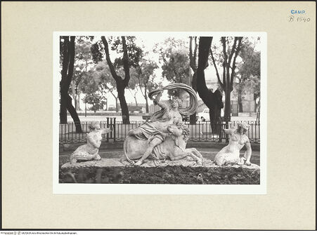 Vorderseite von Courtauld Institute of Art [https://www.deutsche-digitale-bibliothek.de/content/lizenzen/rv-ez/] Brunnen mit der Entführung der Europa - Gesamtansicht, bh252629_recto. Foto.