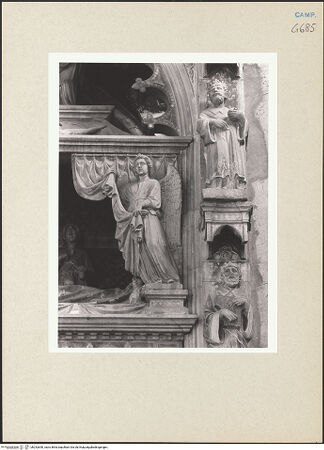 Vorderseite von Courtauld Institute of Art [https://www.deutsche-digitale-bibliothek.de/content/lizenzen/rv-ez/] Grabmal des Königs Ladislaus (gest. 1414)Bogen, Grabkammer und SarkophagLadislaus, Ludwig von Toulouse und Ministranten - Engel, der einen Vorhang haltet (rechts), bh252640_recto. Foto.