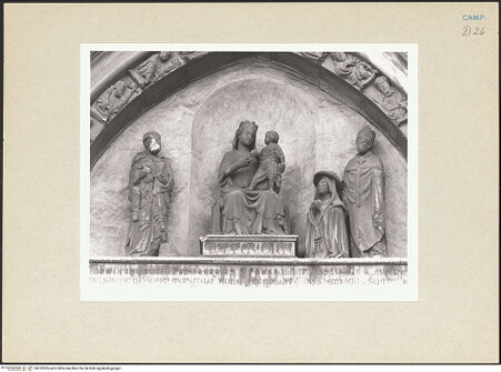 Vorderseite von Courtauld Institute of Art [https://www.deutsche-digitale-bibliothek.de/content/lizenzen/rv-ez/] HauptportalMadonna zwischen den Heiligen Petrus und Januarius mit Kardinal Enrico Minutolo als Stifter (Archivolte: der Heilige Geist und Apostel) - Madonna und Heiligen, bh252659_recto. Foto.