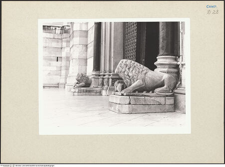 Vorderseite von Courtauld Institute of Art [https://www.deutsche-digitale-bibliothek.de/content/lizenzen/rv-ez/] HauptportalLöwen - Gesamtansicht von rechts, bh252661_recto. Foto.