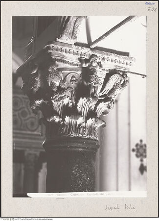 Vorderseite von Vatikan, Monumenti, Musei e Gallerie Pontificie [https://www.deutsche-digitale-bibliothek.de/content/lizenzen/rv-ez/] Linke KanzelKapitell mit Tragfiguren, Löwen und Vögel - Östliche und nordliche Seiten, bh253012_recto. Foto.