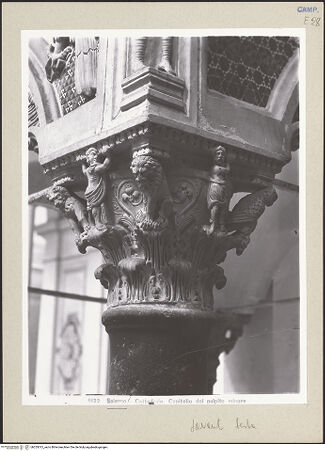 Vorderseite von Vatikan, Monumenti, Musei e Gallerie Pontificie [https://www.deutsche-digitale-bibliothek.de/content/lizenzen/rv-ez/] Linke KanzelKapitell mit Tragfiguren, Löwen und Vögel - Südliche und östliche Seiten, bh253013_recto. Foto.