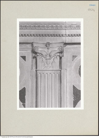 Vorderseite von Courtauld Institute of Art [https://www.deutsche-digitale-bibliothek.de/content/lizenzen/rv-ez/] Bank mit architektonischem Rahmen und Wappen - Detail: 3. Kapitell (Delphine), bh254198_recto. Foto.