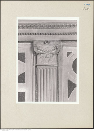 Vorderseite von Courtauld Institute of Art [https://www.deutsche-digitale-bibliothek.de/content/lizenzen/rv-ez/] Bank mit architektonischem Rahmen und Wappen - Detail: 2. Kapitell (Füllhörner), bh254199_recto. Foto.