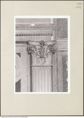 Vorderseite von Courtauld Institute of Art [https://www.deutsche-digitale-bibliothek.de/content/lizenzen/rv-ez/] Bank mit architektonischem Rahmen und Wappen - Detail: 4. Kapitell, bh254200_recto. Foto.