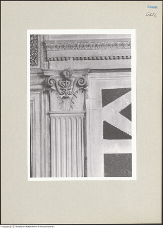 Vorderseite von Courtauld Institute of Art [https://www.deutsche-digitale-bibliothek.de/content/lizenzen/rv-ez/] Bank mit architektonischem Rahmen und Wappen - Detail: 1. Kapitell, bh254202_recto. Foto.