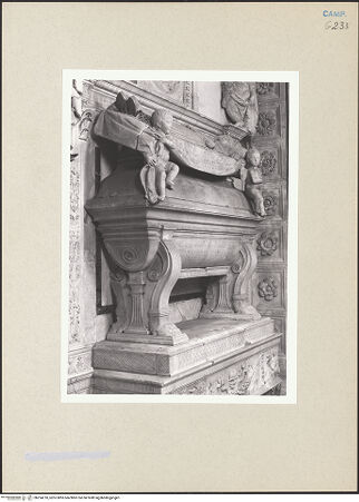 Vorderseite von Courtauld Institute of Art [https://www.deutsche-digitale-bibliothek.de/content/lizenzen/rv-ez/] Grabmal der Maria von Aragon (Maria d'Aragona, gest. 1461)Liegefigur und Engel - Seitenansicht von links, bh254210_recto. Foto.