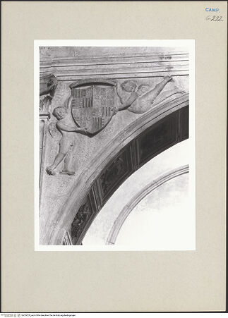 Vorderseite von Courtauld Institute of Art [https://www.deutsche-digitale-bibliothek.de/content/lizenzen/rv-ez/] Putti mit Wappen (Eingangsbogen) - Gesamtansicht, bh254220_recto. Foto.