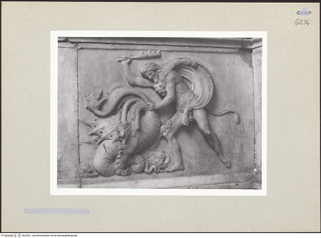 Vorderseite von Courtauld Institute of Art [https://www.deutsche-digitale-bibliothek.de/content/lizenzen/rv-ez/] Grabmal der Maria von Aragon (Maria d'Aragona, gest. 1461)Mythologische Figuren und Herkules - Rechte Seite: Herkules tötet die Hydra von Lerna, bh254221_recto. Foto.