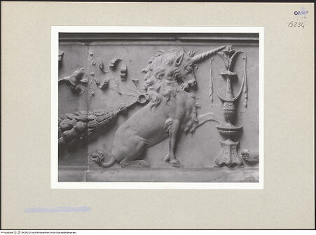 Vorderseite von Courtauld Institute of Art [https://www.deutsche-digitale-bibliothek.de/content/lizenzen/rv-ez/] Grabmal der Maria von Aragon (Maria d'Aragona, gest. 1461)Mythologische Figuren und Herkules - Vorderseite, Detail: Einhorn und Kerzenständer, bh254222_recto. Foto.
