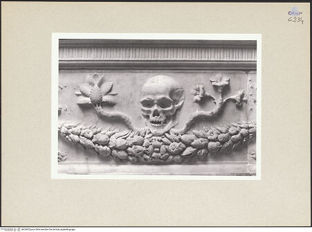 Vorderseite von Courtauld Institute of Art [https://www.deutsche-digitale-bibliothek.de/content/lizenzen/rv-ez/] Grabmal der Maria von Aragon (Maria d'Aragona, gest. 1461)Mythologische Figuren und Herkules - Vorderseite, Detail: Totenkopf, bh254223_recto. Foto.