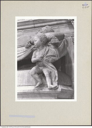 Vorderseite von Courtauld Institute of Art [https://www.deutsche-digitale-bibliothek.de/content/lizenzen/rv-ez/] Grabmal der Maria von Aragon (Maria d'Aragona, gest. 1461)Liegefigur und Engel - Engel rechts, bh254235_recto. Foto.