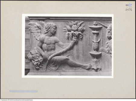 Vorderseite von Courtauld Institute of Art [https://www.deutsche-digitale-bibliothek.de/content/lizenzen/rv-ez/] Grabmal der Maria von Aragon (Maria d'Aragona, gest. 1461)Mythologische Figuren und Herkules - Vorderseite, Detail: mythologische Figur mit Füllhorn und Kerzenständer, bh254246_recto. Foto.