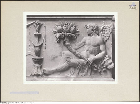 Vorderseite von Courtauld Institute of Art [https://www.deutsche-digitale-bibliothek.de/content/lizenzen/rv-ez/] Grabmal der Maria von Aragon (Maria d'Aragona, gest. 1461)Mythologische Figuren und Herkules - Vorderseite, Detail: Kerzenständer und mythologische Figur mit Füllhorn, bh254251_recto. Foto.