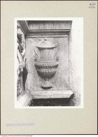 Vorderseite von Courtauld Institute of Art [https://www.deutsche-digitale-bibliothek.de/content/lizenzen/rv-ez/] Grabmal der Maria von Aragon (Maria d'Aragona, gest. 1461)Mythologische Figuren und Herkules - Linke Seite: Gefäß, bh254252_recto. Foto.