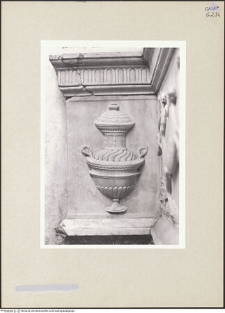 Vorderseite von Courtauld Institute of Art [https://www.deutsche-digitale-bibliothek.de/content/lizenzen/rv-ez/] Grabmal der Maria von Aragon (Maria d'Aragona, gest. 1461)Mythologische Figuren und Herkules - Rechte Seite: Gefäß, bh254253_recto. Foto.
