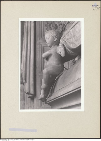 Vorderseite von Courtauld Institute of Art [https://www.deutsche-digitale-bibliothek.de/content/lizenzen/rv-ez/] Grabmal der Maria von Aragon (Maria d'Aragona, gest. 1461)Liegefigur und Engel - Engel links, bh254256_recto. Foto.