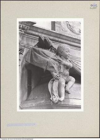 Vorderseite von Courtauld Institute of Art [https://www.deutsche-digitale-bibliothek.de/content/lizenzen/rv-ez/] Grabmal der Maria von Aragon (Maria d'Aragona, gest. 1461)Liegefigur und Engel - Engel links, bh254257_recto. Foto.