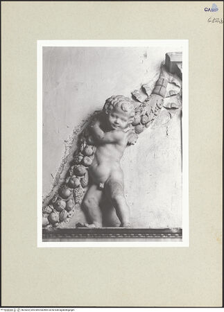 Vorderseite von Courtauld Institute of Art [https://www.deutsche-digitale-bibliothek.de/content/lizenzen/rv-ez/] Der Altar von Monteoliveto (Altare del Pezzo)Festonhaltende Putti - Detail: Putto, links, bh254262_recto. Foto.