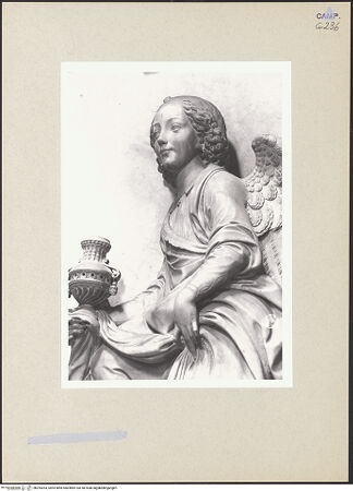Vorderseite von Courtauld Institute of Art [https://www.deutsche-digitale-bibliothek.de/content/lizenzen/rv-ez/] Grabmal der Maria von Aragon (Maria d'Aragona, gest. 1461)Engel mit Gefäße - Engel rechts, Detail: Oberkörper, bh254263_recto. Foto.