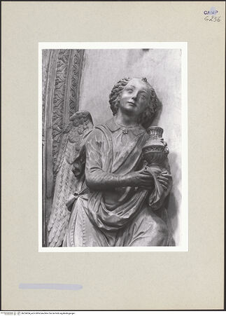 Vorderseite von Courtauld Institute of Art [https://www.deutsche-digitale-bibliothek.de/content/lizenzen/rv-ez/] Grabmal der Maria von Aragon (Maria d'Aragona, gest. 1461)Engel mit Gefäße - Engel links, Detail: Oberkörper, bh254264_recto. Foto.