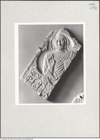 Vorderseite von Courtauld Institute, Conway Library [https://www.deutsche-digitale-bibliothek.de/content/lizenzen/rv-ez/] Fragment eines Grabmals (Giebel). Christus - Gesamtansicht, bh254282_recto. Foto.