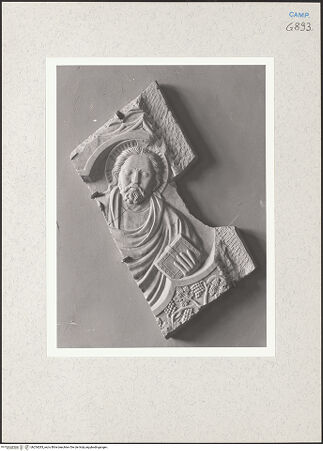 Vorderseite von Courtauld Institute, Conway Library [https://www.deutsche-digitale-bibliothek.de/content/lizenzen/rv-ez/] Fragment eines Grabmals (Giebel). Christus - Gesamtansicht, bh254283_recto. Foto.