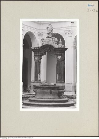 Vorderseite von Courtauld Institute of Art [https://www.deutsche-digitale-bibliothek.de/content/lizenzen/rv-ez/] Brunnen mit Statue des hl. Laurentius - Gesamtansicht, bh254289_recto. Foto.