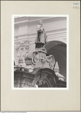 Vorderseite von Courtauld Institute of Art [https://www.deutsche-digitale-bibliothek.de/content/lizenzen/rv-ez/] Brunnen mit Statue des hl. Laurentius - Statue des hl. Laurentius, bh254290_recto. Foto.