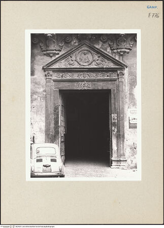 Vorderseite von Courtauld Institute [https://www.deutsche-digitale-bibliothek.de/content/lizenzen/rv-fz/] San Lorenzo Maggiore - Portal des Campanile, bh254291_recto. Foto.