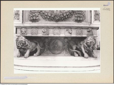 Vorderseite von Courtauld Institute of Art [https://www.deutsche-digitale-bibliothek.de/content/lizenzen/rv-ez/] Cappella Filomarino (dell'Annunziata)Die vier Evangelistensymbole (Mensa); Opfer des Isaak (Stipes) - Gesamtansicht, bh254313_recto. Foto.