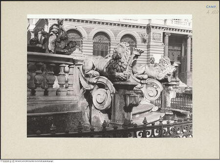 Vorderseite von Courtauld Institute [https://www.deutsche-digitale-bibliothek.de/content/lizenzen/rv-ez/] Fontana del Nettuno (Fontana Medina) - Voluten mit Löwen, bh254362_recto. Foto.