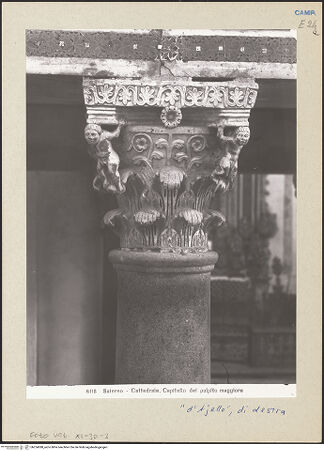 Vorderseite von Vatikan, Monumenti, Musei e Gallerie Pontificie [https://www.deutsche-digitale-bibliothek.de/content/lizenzen/rv-ez/] Rechte KanzelKapitell mit Trägfiguren - Gesamtansicht, bh254388_recto. Foto.