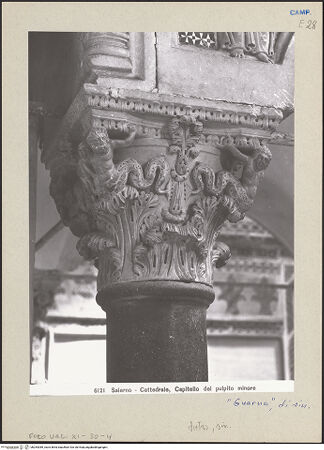 Vorderseite von Vatikan, Monumenti, Musei e Gallerie Pontificie [https://www.deutsche-digitale-bibliothek.de/content/lizenzen/rv-ez/] Linke KanzelKapitell mit Tritonen - Westseite, bh254389_recto. Foto.